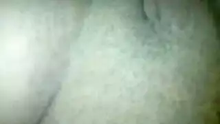 قنبلة شقراء تتفانى لإسعاد الزوجين في علاقة ثلاثية مثيرة