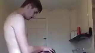 قضبان جلدية تدمر فتحة ضيقة في مشهد إباحي قاسٍ