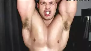 ثنائي إكس إكس إكس: رجلان يخترقان رجلًا وسيمًا من الأسفل