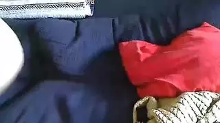 مراهقة سمراء تظهر فتحاتها الموشومة للكاميرا