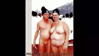 تبدأ حفلة جنس ثنائية الميول: نساء عاريات تمارسن الجنس في نادي عام