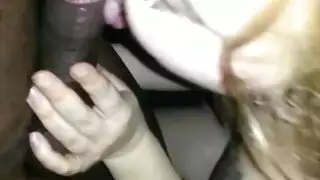 ليزا تمتلئ بالسائل المنوي بجانب المسبح في هذا المشهد الإباحي