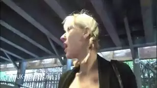 حركات شرجية ومهبلية في الأماكن العامة لامرأة ذات أثداء كبيرة