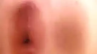 فاجرة تصرخ وهي تأخذ قضيباً أسمر كبيراً في مؤخرتها الضيقة