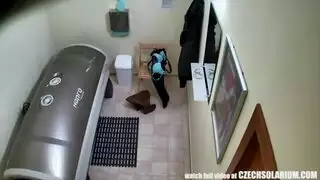 مراهقة ذات ثدي طبيعي كبير يتم تدمير مهبلها الضيق