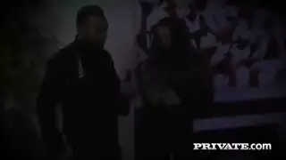 كاثي هيفين تستفز شقها المحلوق، وتدخله بالإصبع بعمق بلا سراويل