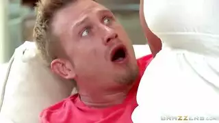 زوجة تدعك زب زوجها بالسر امام عائلته حتى يأخدها الى المطبخ و يعاقبها بنيكة جامدة