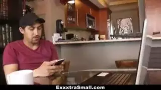 سكس خلفي لابس جلابة ويضربها بلكف