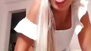 ضجة على الإنترنت: فتاتان تمارسان الجنس الشرجي بكل الثقوب