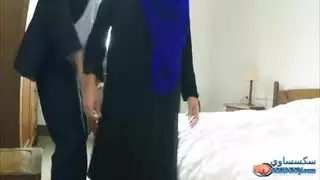 قضيب عربي ضخم يملأ فرج الفتاة المحجبة ويغطيها بالمني