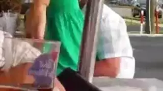 تركبه على عموده في مطعم مزدحم