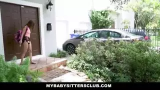 مشهد مربية أطفال إباحي: صاحب المنزل ينيكها بعنف على الأريكة