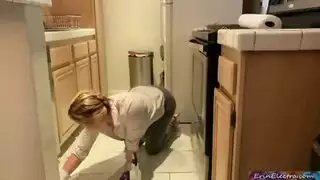 زوجة الأب المثيرة تفتعل سقوطاً لجلسة شرجية عميقة