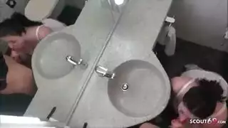 أخ وأخته يمارسان الجنس بشغف في الحمام