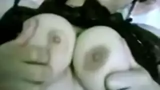 مصرية مثيرة تعرض ثدييها وتتعرض للضرب بقوة