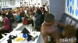 جماع عطلي: حفلة إباحية جامحة و حركات أثداء كبيرة