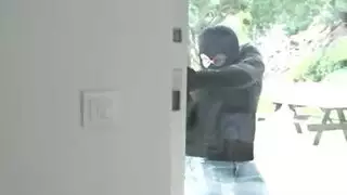 مشهد إباحي: لص يقتحم وينيك بنت صاحبة المنزل بقوة