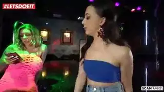 إباحية ثلاثية: حركة كلبية ولحس مهبل