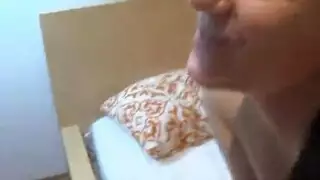 أخوة شقراء يتشاركون قضيباً في مشهد صعب