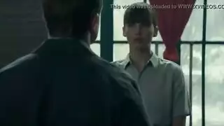 عرض جنسي مباشر: المعلم يوجه الفصل حول الإيلاج الصحيح