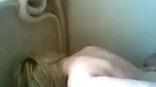 شرج بقميص نوم أحمر: فتاة مصرية تصل للعنف