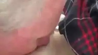 أبي يأكل كسها، تبتل على الفور، تتوسل لقضيبه