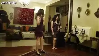 الراقصة الغريبة جوهرة في مشهد مص قضيب صريح مع عشيق مصري