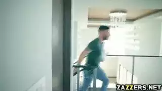 أول مرة لملكة الجمال الشقراء: جنس xxx عنيف مع الجار