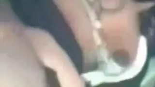 فتاة خليجية مثيرة ترتدي النقاب تمص وتكشف عن ثدييها