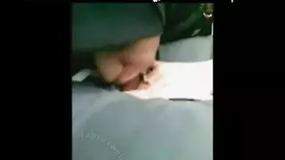 عاهرة محجبة تظهر ثدييها وتطلب قضيبًا إباحيًا قاسيًا