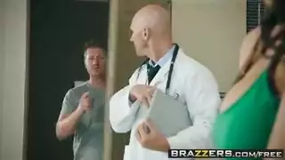 زوجة غير مخلصة تتوسل لجنس في المكتب