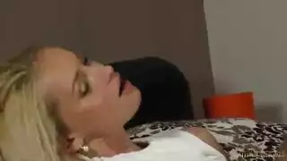 في حالة يأس للمزيد، تفرك على وجهه أثناء الجنس الفموي