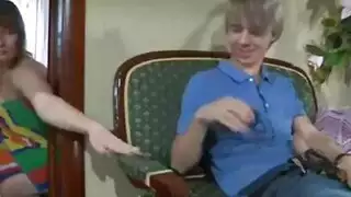 أم روسية مغرية تمارس جنسًا صارمًا مع شاب وسيم على الكاميرا