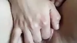 جماع عنيف: جيسي كوكس تقفز على قضيب كبير بينما يصابع صديقها مؤخرتها