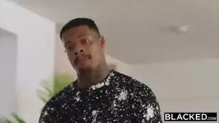 افا دامز قطعت ملابسها