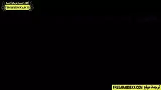 دفع ميا خليفة ضد حائط الحمام لجماع عميق