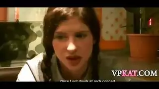 خيال إباحي طبي: فتاة ممتلئة تبتلع سائل الطبيب الوسيم