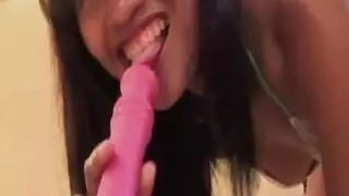 مراهقة آسيوية تتعرض للضرب بقضيب مزيف قبل القذف العميق الخشن