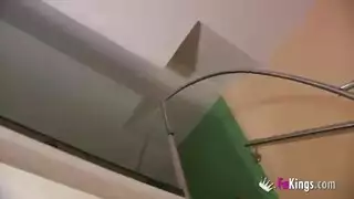 محجبة شهوانية تمص قضيبًا ضخمًا وتنك بقوة