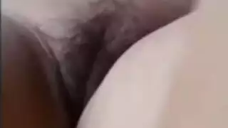 جمال عتيق وقح يأخذ خاتماً كبيراً في مؤخرتها