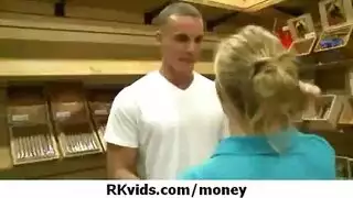بنسمة امه النايمه وتعبانه غصبن عنها
