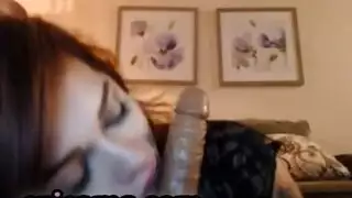 امرأة سمراء فاتنة تُسعد متحول جنسياً