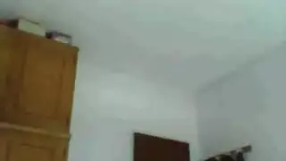 سيدة عجوز تخرج فرجها وهي ترتدي تنورة عاهرة