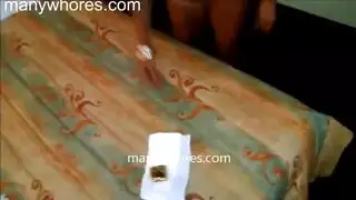 غريب يملأ فرج العاهرة الإيطالية بينما يتم إسكاتها