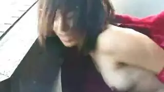 فتاة أسيوية جميلة تمص الزب على السلم