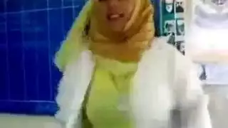 طالبة محجبة تتعرض لاختراق مزدوج قاسٍ