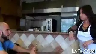 لاتينية مثيرة تأخذ قضيب الرجل الملتحي الكبير بعمق، وتصرخ في رعشة الجماع