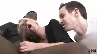 زوجة قحبة في جنس شرجي جماعي مع فحل أسود والزوج الديوث