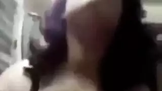 عاهرة ذات كس أسمر تبلع السائل بعد رحلة جنسية مكثفة