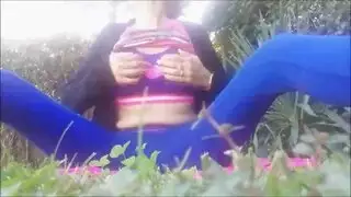 صديقة حميمة استعراضية تتبول في الحديقة وتكشف كسها الحليق